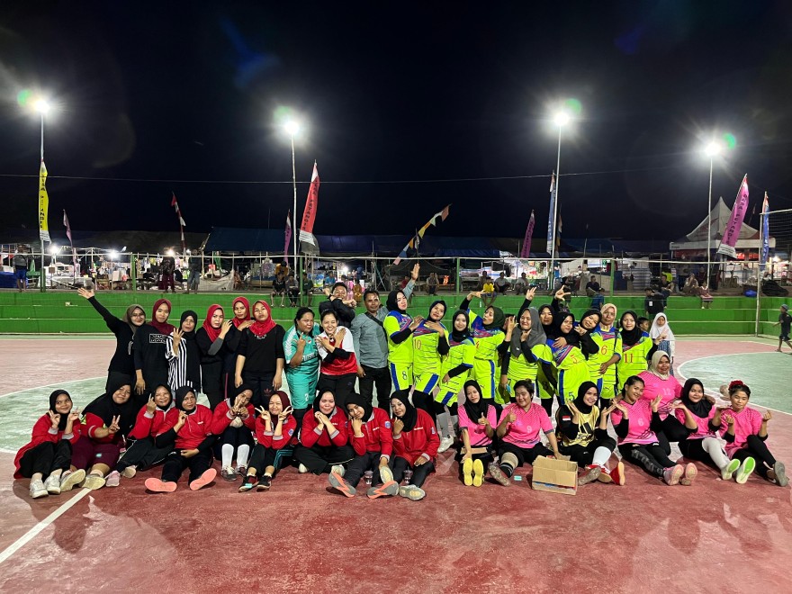 Heboh.... Futsal Emak - Emak di Desa Petangis Dalam Peringatan HUT RI Ke-79