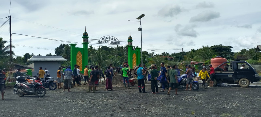 Wujudkan Akses Nyaman, Warga Kompak Semenisasi Jalan Masjid Nurul Falah
